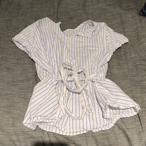 White and blue blouse - Picture 3 of 3